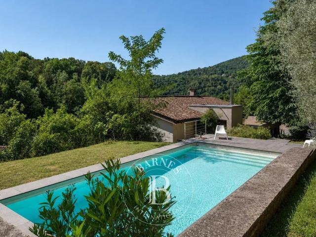 Maison Familiale d'environ 250m² 6 Chambres Piscine Dépendance Terrain de 1068 m²