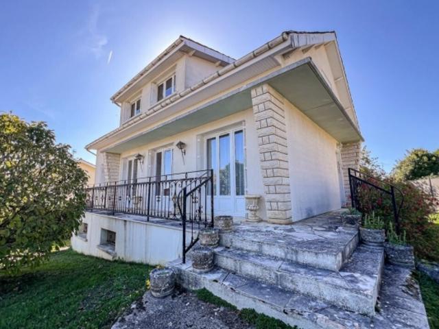 Maison familiale des années 70 avec jardin arboré à 10 min d