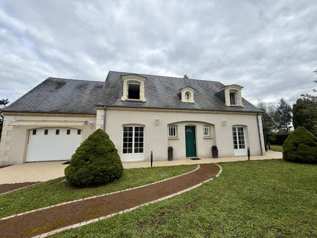 Maison familiale 170 m2 Vie de plain pied possible véranda, jardin et grands garages
