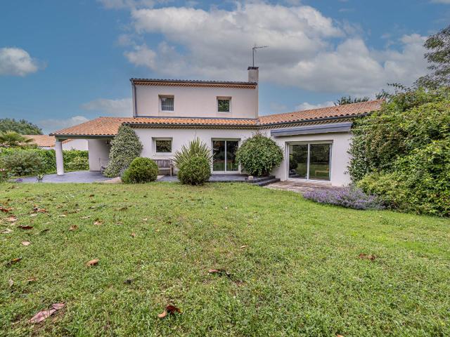 Maison familiale d'exception de 170 m2 avec piscine Secteur recherché de Chauray