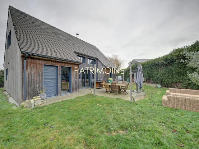 Maison familiale en bois avec grand jardin