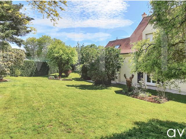 Maison familiale en parfait état dans un domaine avec tennis