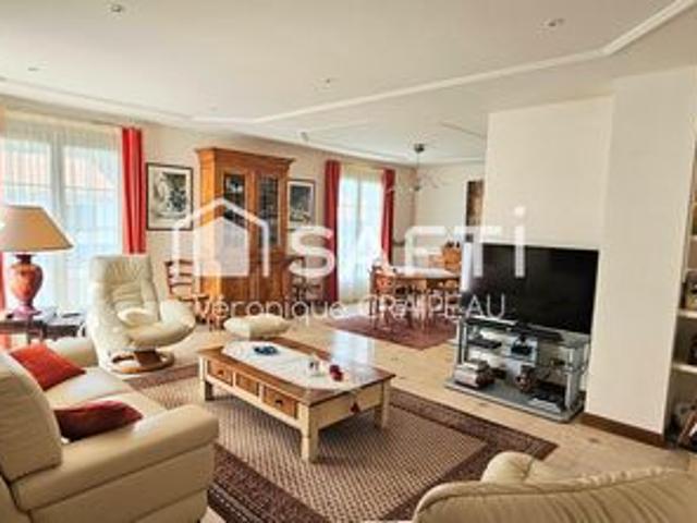 Maison familiale en parfait état de 134m² hab avec 4 chambres, bureau et grand garage sur terrain clos de 683m²