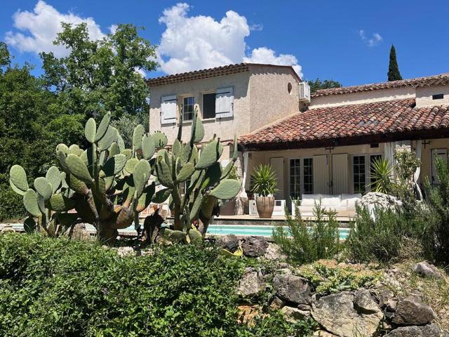 Maison familiale en parfait état, proche du village, sur un. 200m² Seillans