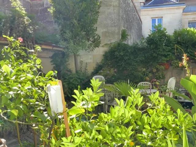Maison familiale en pierre avec jardin garage et cave