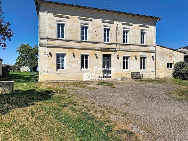 Maison familiale en pierre joliment rénovée avec piscine