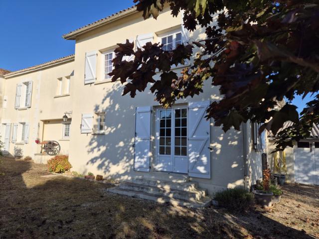 Maison familiale en plein centre de Mansle