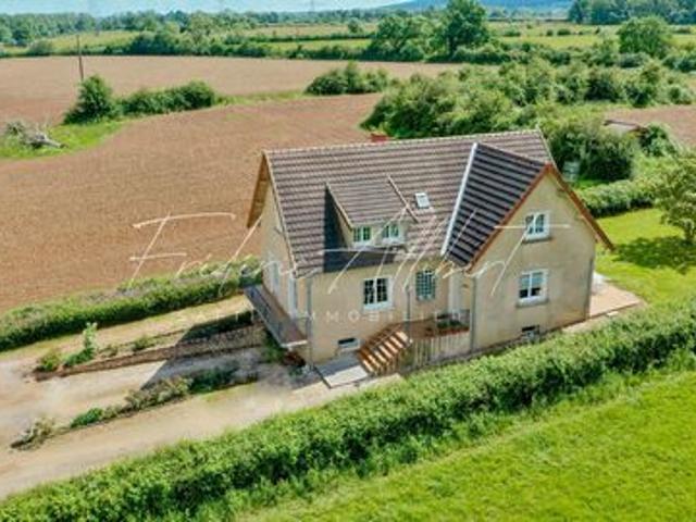Maison familiale entourée de verdure