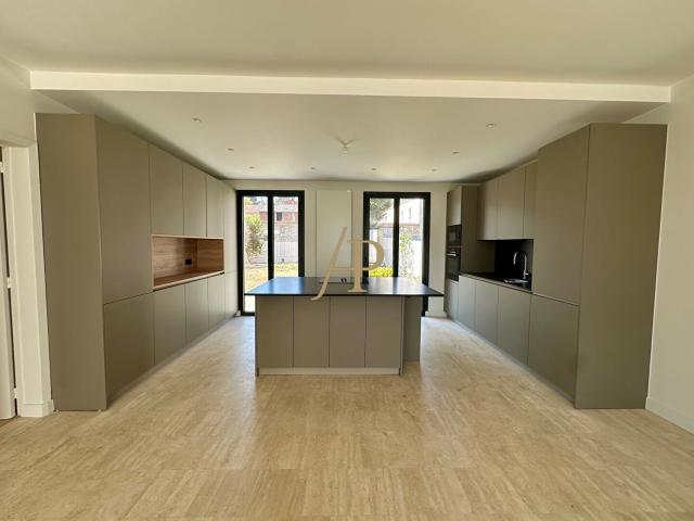Maison familiale entièrement rénovée de 270,75 m2 avec terrain paysager de 1 086 m2