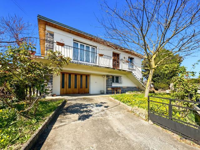 Maison familiale lumineuse 5 pièces 139 m2 3 garages V