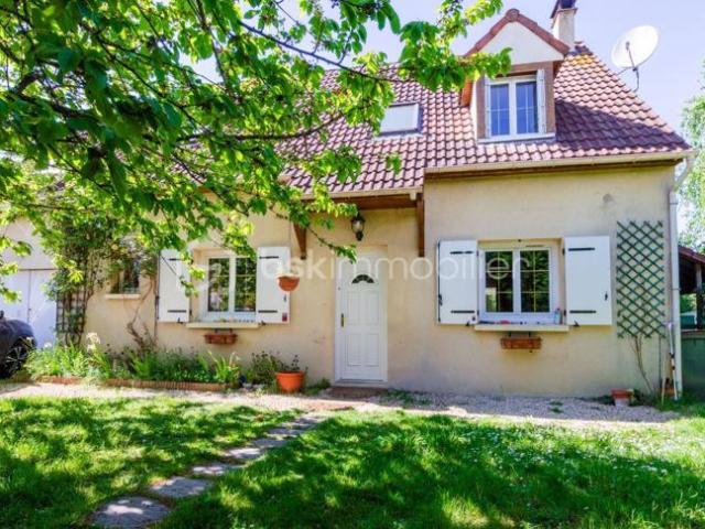 Maison familiale lumineuse de 148 m² avec véranda – Cadre paisible et recherché En fond de square au calme !