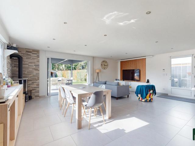 MAISON FAMILIALE LUMINEUSE ENTIÈREMENT RÉNOVÉE AVEC SOUS SOL