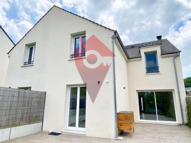 Maison familiale récente avec jardin