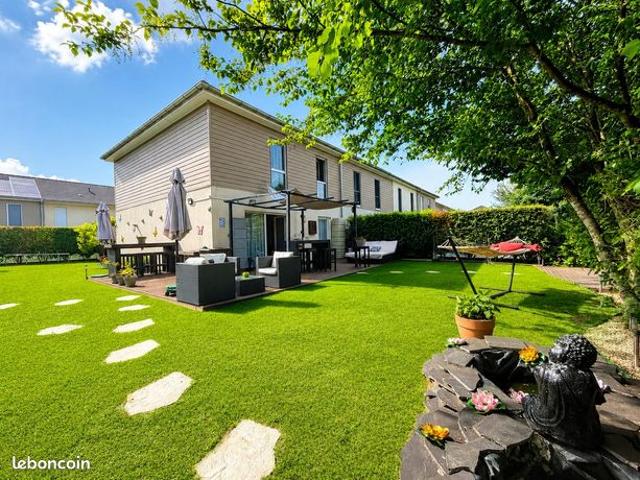 Maison familiale récente avec piscine et 377 m² de terrain