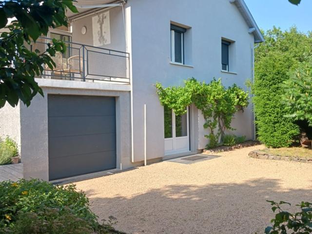Maison familiale rénovée avec terrain arboré dans un secteur
