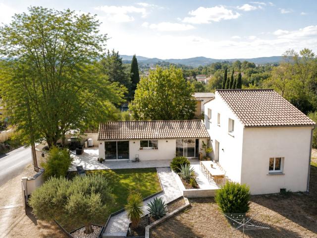 Maison familiale rénovée avec vie de plain pied et terrain arboré