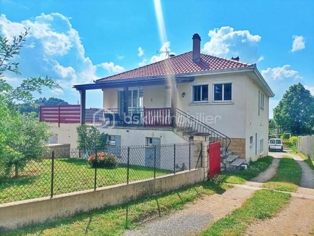 Maison familiale rénovée avec appartement indépendant, grand garage et piscine – À deux pas des commodités
