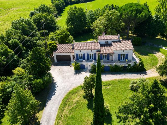 Maison familiale rénovée avec grand jardin arboré et verger
