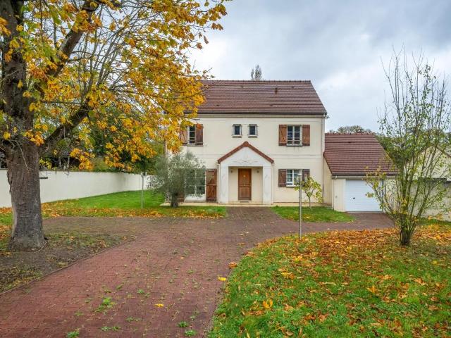 Maison familiale rénovée avec piscine à Saint Léger en Yvelines