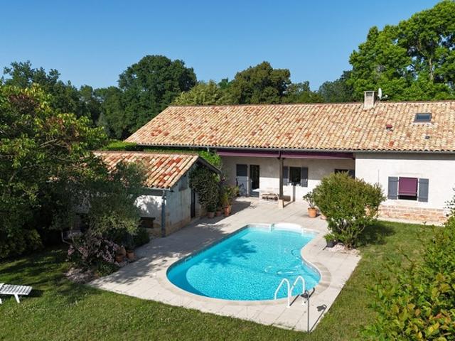 Maison familiale rénovée avec piscine, 4 chambres, dépendances et terrain sans vis à vis