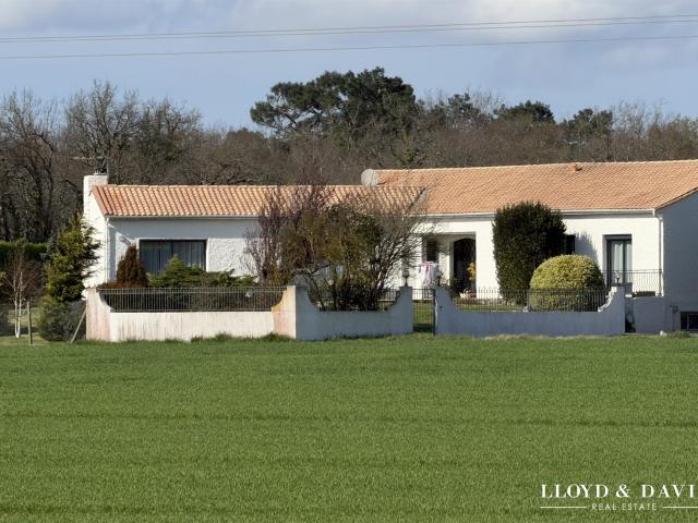 Maison familiale sur 3270m² de terrain avec piscine 252m² Saint Sulpice De Royan