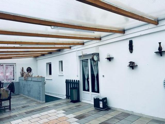 Maison familiale spacieuse avec garages à potentiel locatif – À visiter sans tarder !