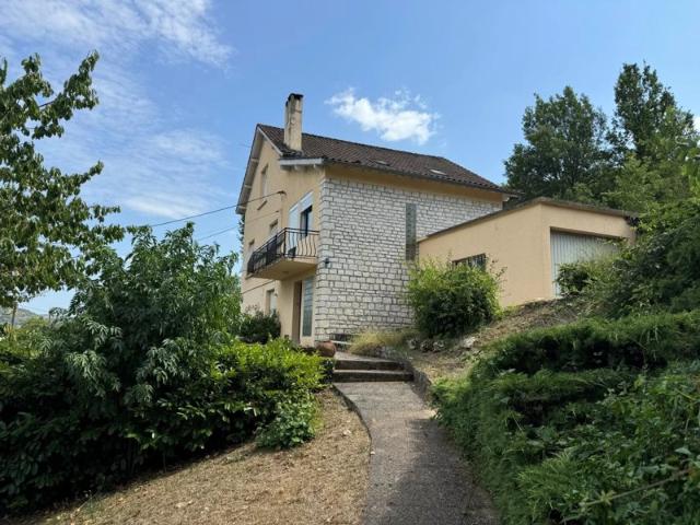 Maison familiale spacieuse avec grand terrain et garage