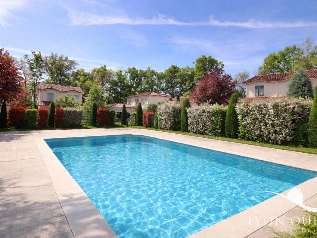 Maison familiale spacieuse avec jardin, piscine et cadre calme à deux pas du centre