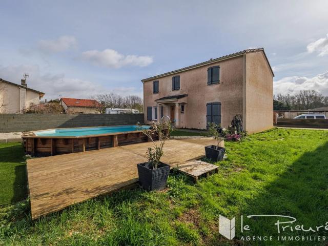 Maison familiale spacieuse avec piscine et garage, proche commod