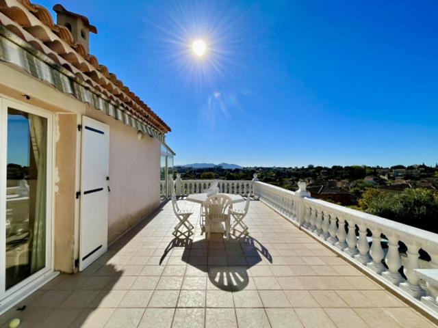 Maison familiale T6 avec piscine et vue dominante Château