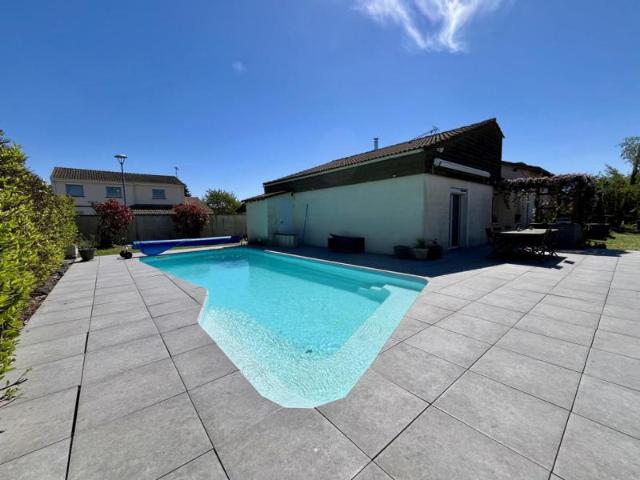 MAISON FAMILIALE T6 DE 150M2 AVEC PISCINE, GARAGE ET CARPORT