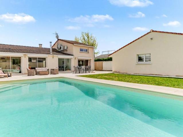 Maison Familiale T6 – 154 m² – Piscine & Dépendance