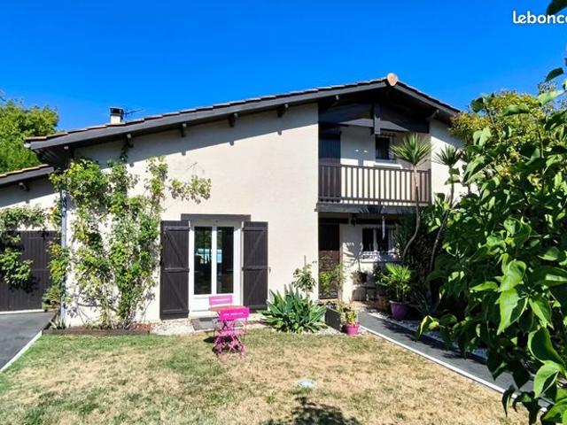 Maison familiale 171 m² avec piscine et box – Pessac – Terrain 850 m²