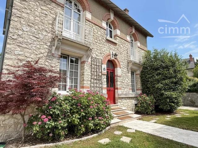 MAISON FAMILIALE 193 M² AVEC PISCINE À DÉBORDEMENT – 6 CHAMBRES – BLOIS CENTRE VILLE