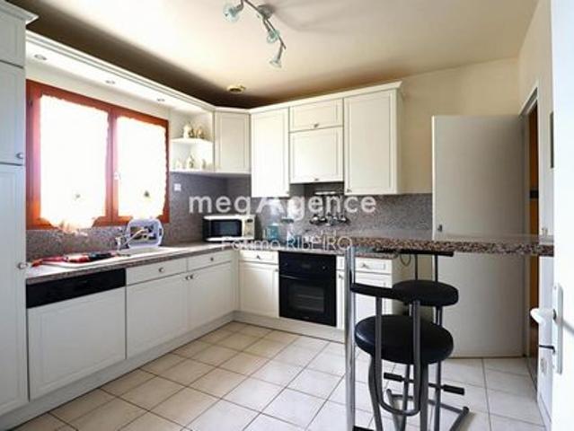 Maison familiale 120 m², terrain paysagé avec terrasse de 1 564 m²