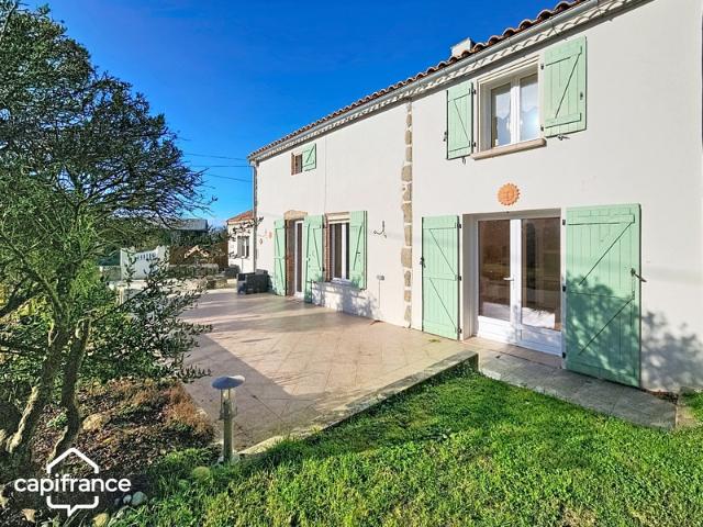 Maison familiale 131 m² – 4 chambres + bureau – vie de plain pied – jardin 620 m² – La Chapelle Gaudin Argentonnay 79150