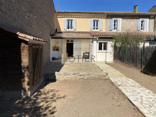 Maison familiale 136 m2 + 90 m2 de garages et dépendances Un. 136m² Capendu