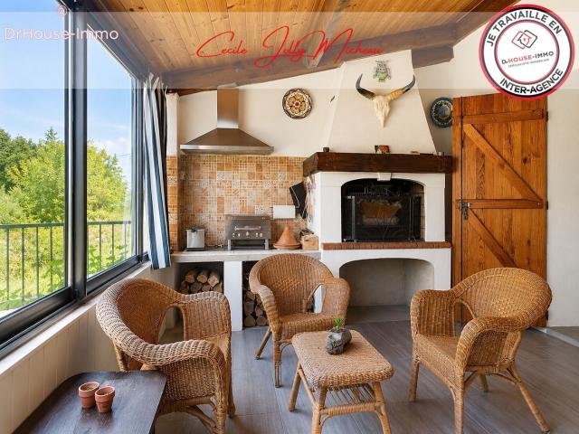 Maison familiale 244 m² habitables 6 chambres Véranda avec cheminée Atelier 60 m² Terrain clos de 2 227 m²