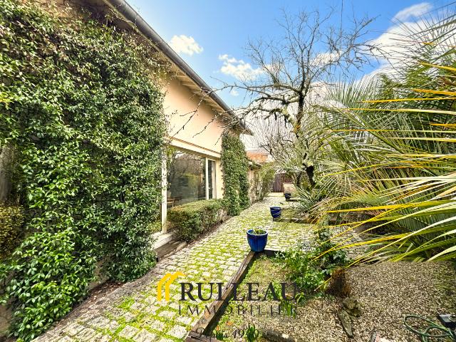 Maison familiale 208 m2 avec dépendance 40 m2, jardin de 553 m2 et 5 chambres à Caudéran, secteur recherché