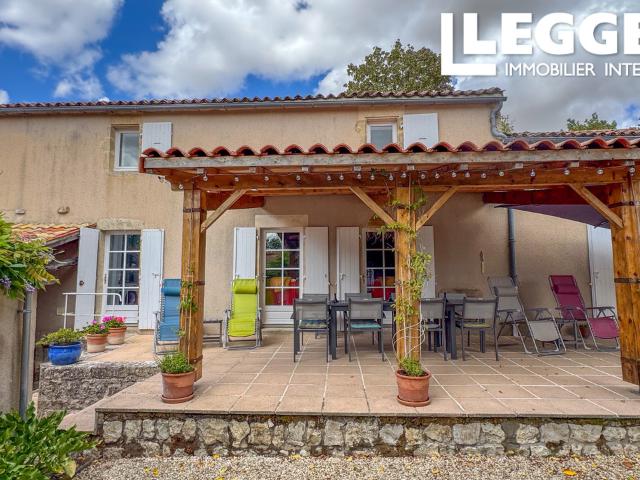 Maison familiale 4 chambres avec piscine, annexe indépendant d'une chambre et jardin à proximité du village