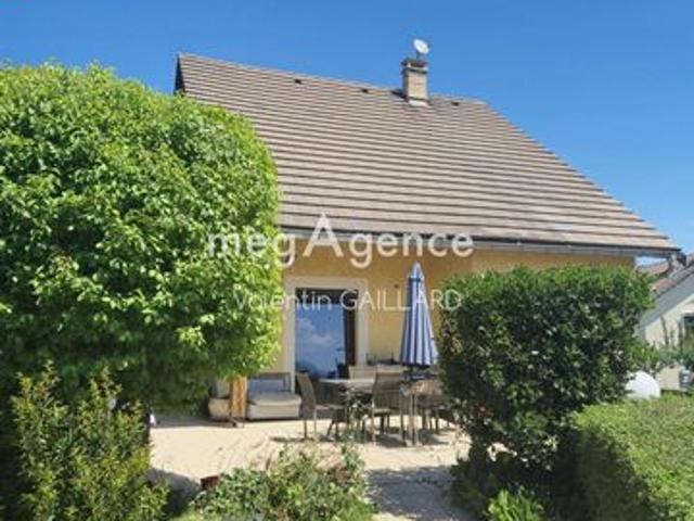 Maison familiale 4 chambres de 135 m2 à La Mure garage 570 m2 de terrain vue dégagée DPE C