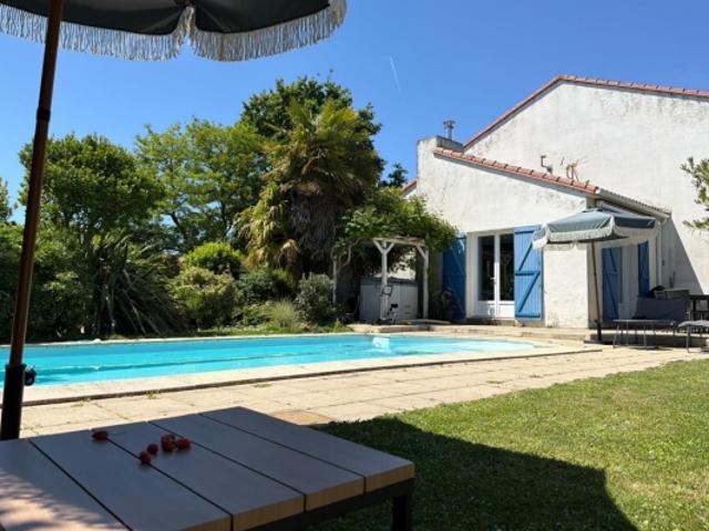 Maison familiale, 4 chambres et un bureau, piscine proche commodités