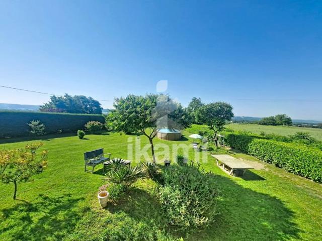Maison familiale 4 chambres sur 2 565 m2 avec piscine