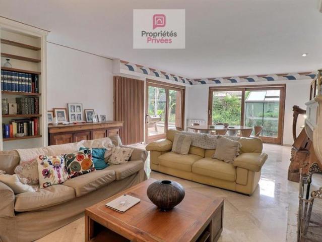 Maison familiale 5 chambres 209 m² avec sous sol de 160 m² Piscine Jardin Chauffage par Géothermie