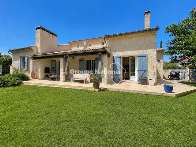 Maison familiale 5 chambres avec piscine à Pernes les Fontaines sur une parcelle de 800m2