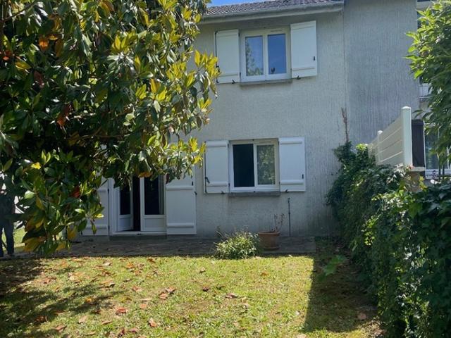Maison familiale, 5 pièces avec jardin et proche commodité