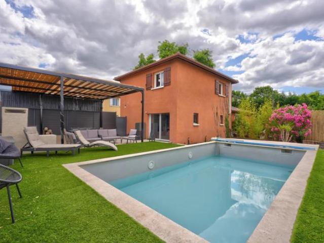 Maison familiale 5 pièces de 130 m² avec piscine et jardin