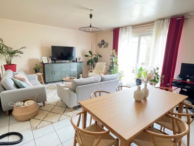 Maison récente 4 chambres – Cuisine neuve – Jardin – Garage – Qu