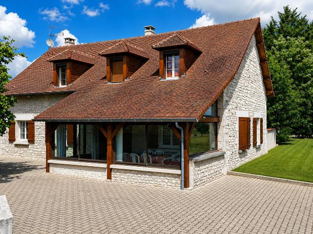 Maison familiale 6 chambres avec véranda et triple garage