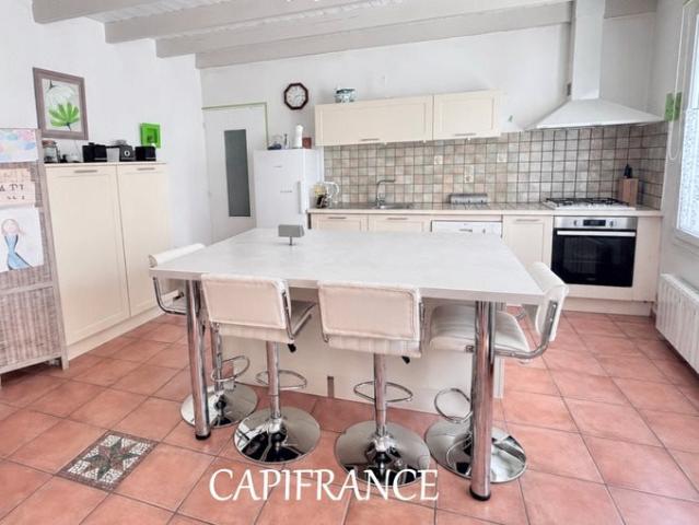 Maison Familiale 6 pièces 5 chambres 234 m² habitables. 234m² Port d'Envaux